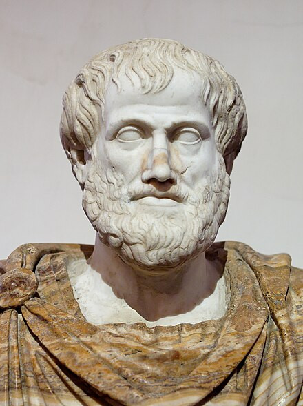 Bức tượng bán thân của Aristotle: Đại diện cho sự uyên bác và ảnh hưởng to lớn của triết học Hy Lạp cổ đại.
