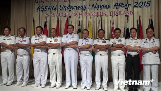 Các Tư lệnh Hải quân ASEAN thể hiện tinh thần đoàn kết hướng tới Cộng đồng chung năm 2015, biểu tượng cho sự hợp tác và hội nhập khu vực.