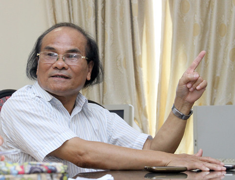 Giáo viên tương tác với học sinh trong lớp học, thể hiện sự tận tâm và phương pháp giảng dạy sáng tạo.