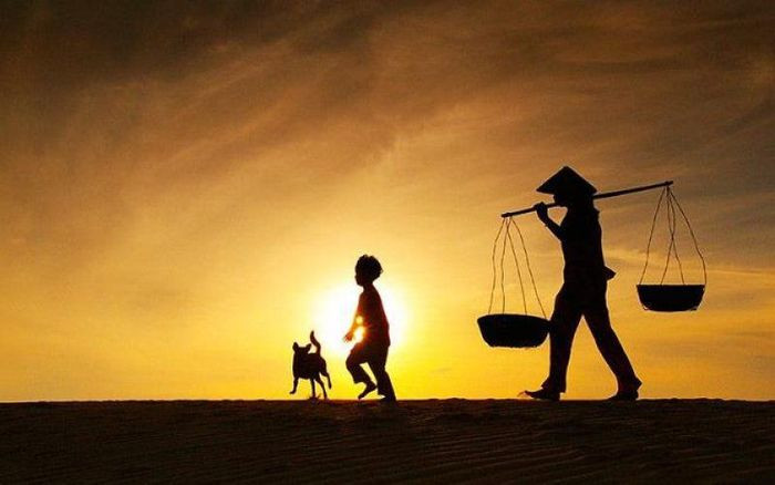 Hình ảnh em bé sơ sinh nằm trong vòng tay mẹ, tượng trưng cho sự che chở và tình yêu thương vô điều kiện.
