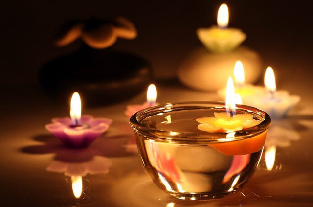 Hình ảnh minh họa các ngọn nến đang cháy với số lượng khác nhau, thể hiện sự thay đổi số lượng nến do gió thổi tắt.
