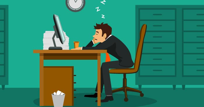 Người phụ nữ lười biếng nằm trên giường với đồ ăn vặt xung quanh, thể hiện sự ỷ lại và thiếu vận động