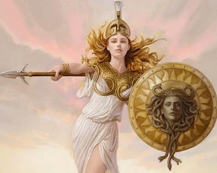 Athena đội mũ giáp, tay cầm khiên và giáo, biểu tượng cho trí tuệ và chiến lược quân sự