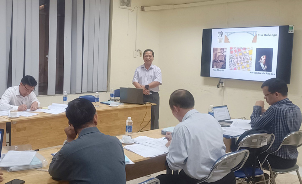 Biểu tượng chữ Nôm, thể hiện sự kết hợp giữa chữ Hán và các yếu tố bản địa, tượng trưng cho sự sáng tạo văn hóa độc đáo của Việt Nam.