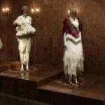 Bộ sưu tập Romantic Nationalism của Alexander McQueen, thể hiện sự kết hợp giữa yếu tố truyền thống và nổi loạn