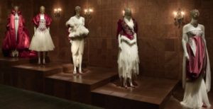 Bộ sưu tập Romantic Nationalism của Alexander McQueen, thể hiện sự kết hợp giữa yếu tố truyền thống và nổi loạn