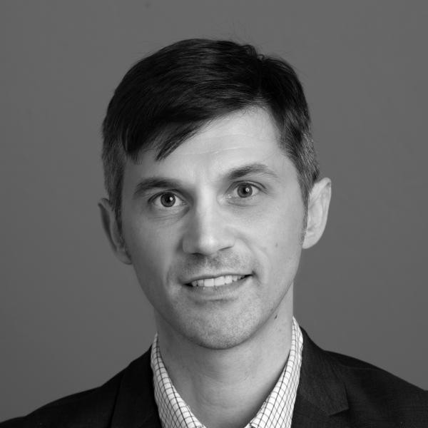 Brandon Pierce, Giáo sư Khoa học Sức khỏe Cộng đồng, Đại học Chicago, người nghiên cứu sâu về tác động của hút thuốc lá lên DNA và biểu hiện gen ở nhiều loại mô khác nhau.