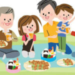 Bữa cơm gia đình ấm cúng với đầy đủ các thành viên đang trò chuyện vui vẻ