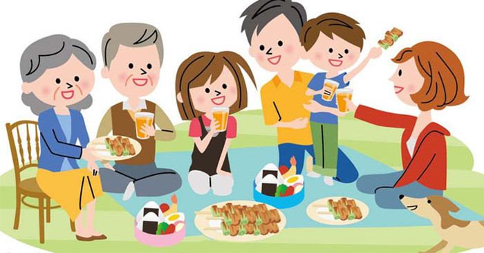 Bữa cơm gia đình ấm cúng với đầy đủ các thành viên đang trò chuyện vui vẻ