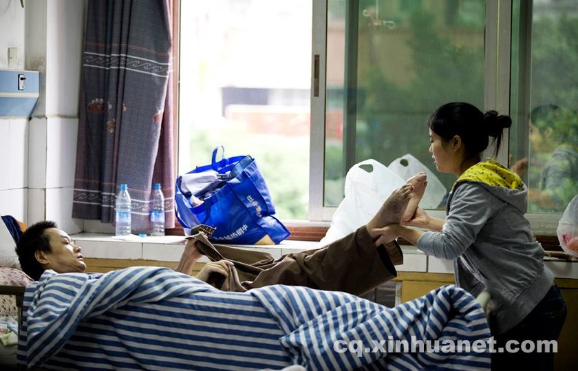 Chen Yujie ân cần chăm sóc cha bị liệt giường, thể hiện tình phụ tử thiêng liêng và sự hiếu thảo đáng ngưỡng mộ.
