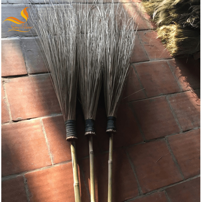 Chổi dừa quét đường phố, thể hiện khả năng làm sạch hiệu quả trong môi trường khắc nghiệt
