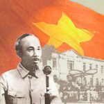 Chủ tịch Hồ Chí Minh đọc báo, thể hiện sự kiên trì học hỏi và theo đuổi tri thức không ngừng nghỉ
