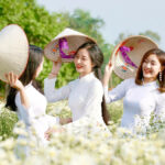 Cô gái trẻ đắm mình trong khoảnh khắc hoàng hôn, thể hiện sự xao xuyến trước vẻ đẹp của thiên nhiên.