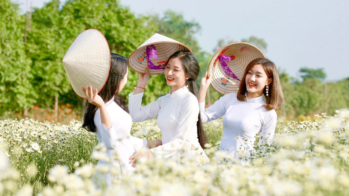 Cô gái trẻ đắm mình trong khoảnh khắc hoàng hôn, thể hiện sự xao xuyến trước vẻ đẹp của thiên nhiên.