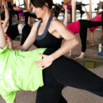 Cô giáo yoga hướng dẫn học viên cách thở đúng cách, giúp cải thiện hiệu quả tập luyện và giảm căng thẳng.