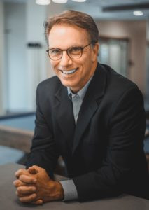 Dennis Gillan, một người ủng hộ sức khỏe tinh thần, chia sẻ câu chuyện về sự mất mát hai người anh trai do tự tử.