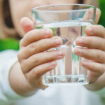 Độ phủ của sơn nước: 1 lít sơn phủ được bao nhiêu m2 phụ thuộc vào nhiều yếu tố như loại sơn, bề mặt và số lớp sơn.