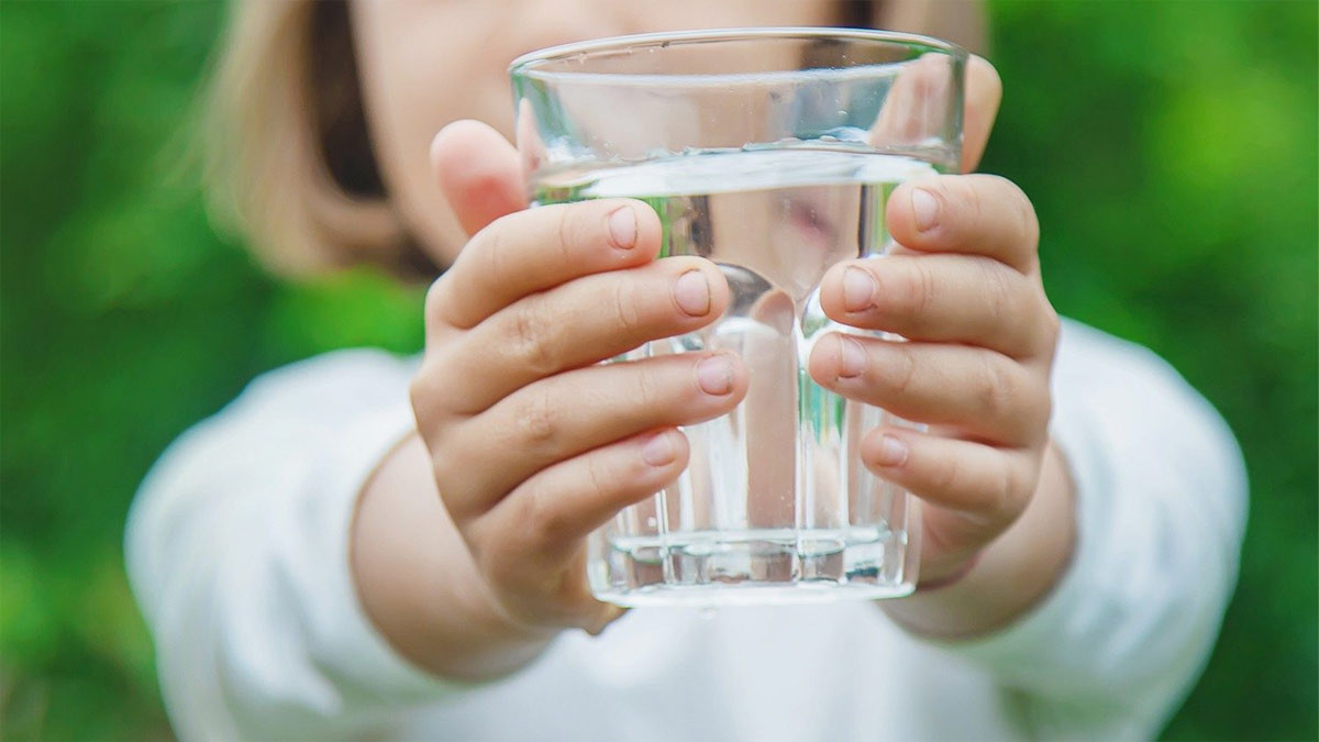 Độ phủ của sơn nước: 1 lít sơn phủ được bao nhiêu m2 phụ thuộc vào nhiều yếu tố như loại sơn, bề mặt và số lớp sơn.