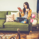 Đọc sách dưới ánh đèn, biểu tượng của sự khai sáng và tri thức