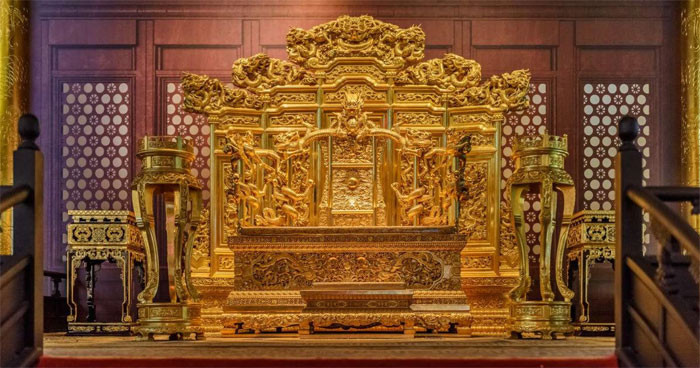 Ghế rồng, biểu tượng quyền lực của hoàng đế, được bảo vệ nghiêm ngặt tại Tử Cấm Thành, ngay cả chuyên gia cũng không dám tùy tiện chạm vào để tu sửa.