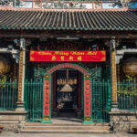 Gia đình Việt Nam chuẩn bị đón Tết Nguyên Đán, thể hiện sự sum vầy và truyền thống văn hóa