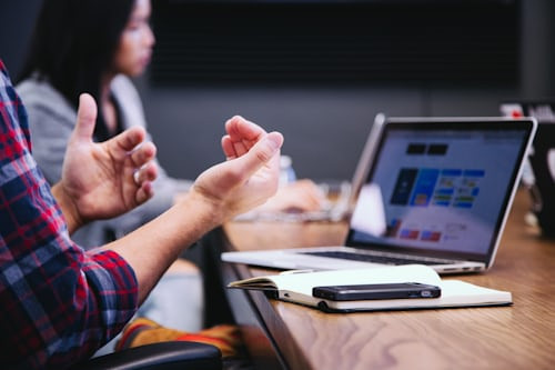 Giới trẻ sử dụng điện thoại thông minh để trò chuyện và học tập