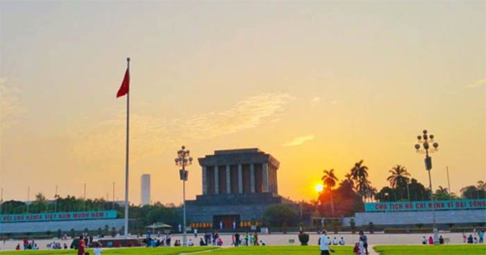 Hàng tre xanh ngát bao quanh lăng Bác Hồ