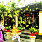 Hình ảnh cả gia đình Việt Nam quây quần bên mâm cỗ ngày Tết Nguyên Đán, thể hiện sự sum vầy và gắn kết gia đình