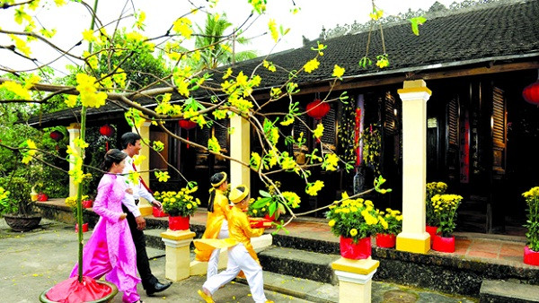 Hình ảnh cả gia đình Việt Nam quây quần bên mâm cỗ ngày Tết Nguyên Đán, thể hiện sự sum vầy và gắn kết gia đình