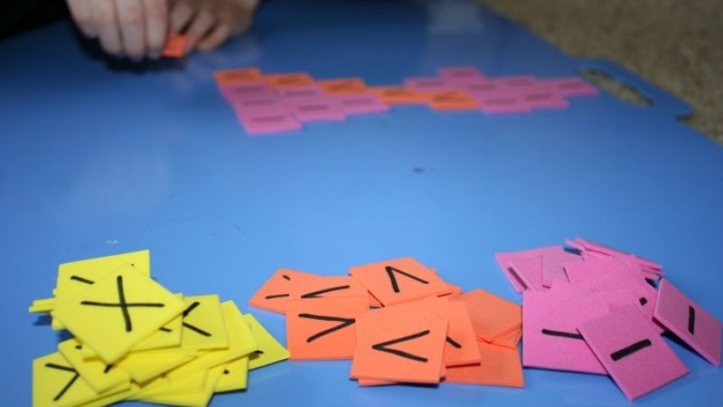 Hình ảnh minh họa các bé học số La Mã thông qua trò chơi, phương pháp học tập sáng tạo và hiệu quả