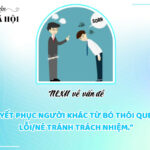 Hình ảnh minh họa một người đang chỉ tay đổ lỗi cho người khác, thể hiện hành vi trốn tránh trách nhiệm và quy chụp sai lầm lên người khác.
