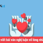 Hình ảnh những người thiện nguyện phát đồ ăn cho người vô gia cư vào mùa đông.