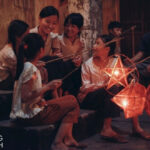 Hình ảnh rước đèn trung thu trong phim "Tôi thấy hoa vàng trên cỏ xanh" gợi nhớ ký ức tuổi thơ tươi đẹp về Tết Trung thu truyền thống.