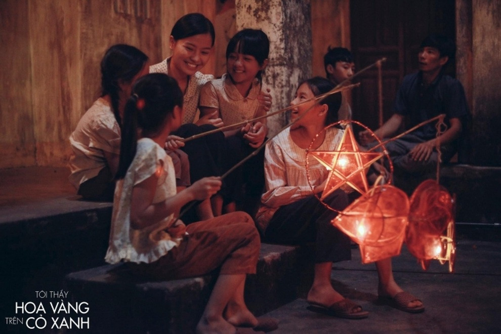 Hình ảnh rước đèn trung thu trong phim "Tôi thấy hoa vàng trên cỏ xanh" gợi nhớ ký ức tuổi thơ tươi đẹp về Tết Trung thu truyền thống.