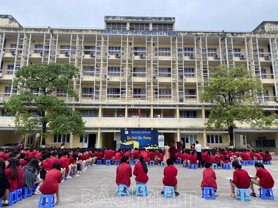 Học sinh trường Nguyễn Tất Thành tham gia buổi sinh hoạt chủ đề "Gia đình yêu thương", thể hiện sự gắn kết và tình cảm gia đình.