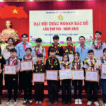 Hội đồng Đội huyện Yên Bình trao giấy chứng nhận Cháu ngoan Bác Hồ cho các em đội viên tiêu biểu