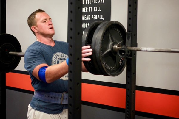 Jeremy Wooden đang chuẩn bị tạ cho bài squat với nhiều bánh tạ