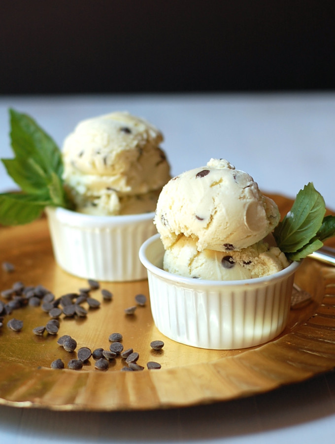 Kem húng quế bạc hà tự làm tại nhà, màu xanh tươi mát với vụn chocolate hấp dẫn.
