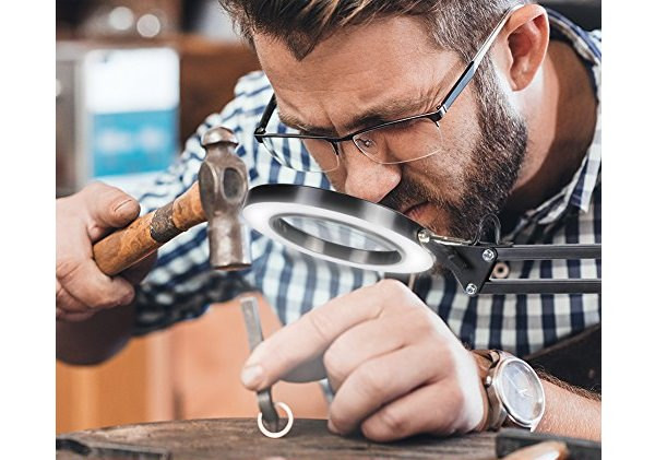 Kính lúp cầm tay với khung kim loại chắc chắn