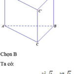 Lăng trụ tam giác đều với cạnh bằng 3 và các đường nét thể hiện chiều cao, đáy tam giác đều