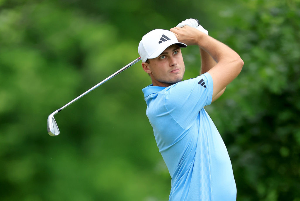 Ludvig Aberg tập trung cao độ trong một giải đấu golf lớn, thể hiện sự chuyên nghiệp và quyết tâm giành chiến thắng
