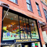 Mặt tiền cửa hàng Beacon Hill Chocolates ở Boston với cửa sổ trưng bày các loại sô-cô-la hấp dẫn