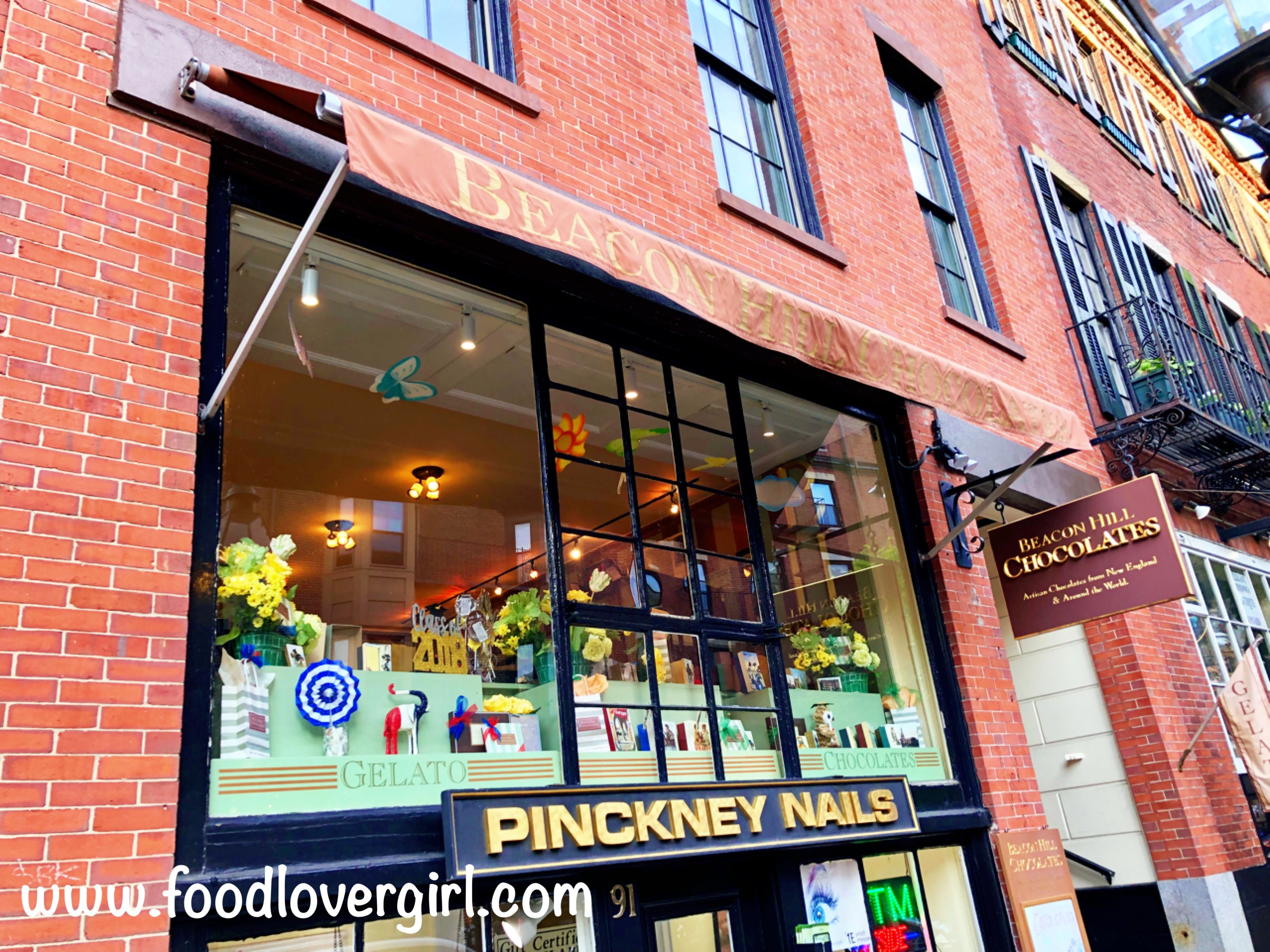 Mặt tiền cửa hàng Beacon Hill Chocolates ở Boston với cửa sổ trưng bày các loại sô-cô-la hấp dẫn
