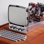 Máy tính Apple I năm 1976: Bo mạch chủ đã được lắp ráp hoàn chỉnh, đánh dấu một bước tiến quan trọng trong lịch sử máy tính cá nhân, dù người dùng vẫn cần mua thêm vỏ, nguồn, bàn phím và màn hình.