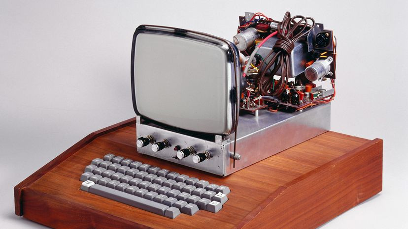 Máy tính Apple I năm 1976: Bo mạch chủ đã được lắp ráp hoàn chỉnh, đánh dấu một bước tiến quan trọng trong lịch sử máy tính cá nhân, dù người dùng vẫn cần mua thêm vỏ, nguồn, bàn phím và màn hình.