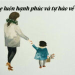 Mẹ đang gắp thức ăn cho con, thể hiện sự quan tâm chăm sóc và hy sinh