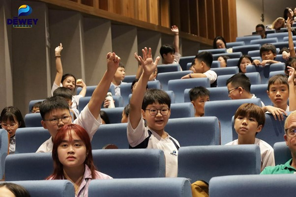 Môi trường học tập là tổng hòa các yếu tố ảnh hưởng đến việc học tập, cả về vật chất và tinh thần.