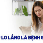 Một người phụ nữ lớn tuổi đang ngắm nhìn những bức ảnh cũ, gợi nhớ lại những ký ức về gia đình và tuổi trẻ đã qua, thể hiện cảm xúc bồi hồi sâu lắng.