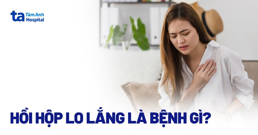 Một người phụ nữ lớn tuổi đang ngắm nhìn những bức ảnh cũ, gợi nhớ lại những ký ức về gia đình và tuổi trẻ đã qua, thể hiện cảm xúc bồi hồi sâu lắng.