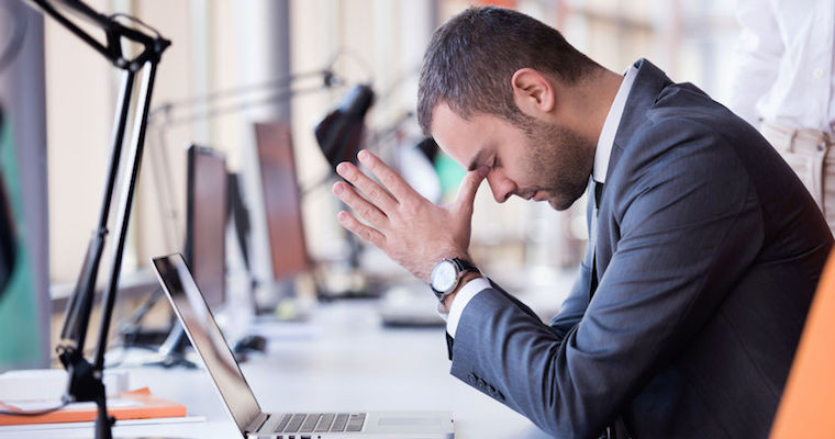 Người đàn ông thất vọng cúi đầu, thể hiện sự thất vọng sau khi nghe sếp nói "Tôi thất vọng về anh"